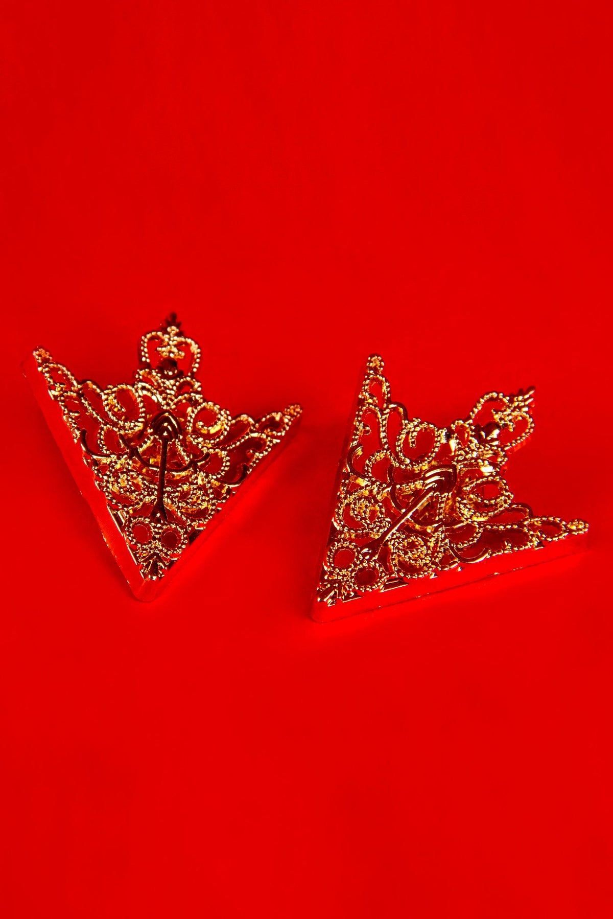 Discover the ultimate gothic accessory: golden Victorian collar tips crafted to crown your collar with baroque refinement and dark romanticism. These metal collar embellishments bring vintage opulence in a subtle, wearable form—offering a striking finishing touch to any black‑toned wardrobe or gothic ensemble. Add historic glamour to your every day.