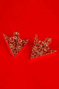 Discover the ultimate gothic accessory: golden Victorian collar tips crafted to crown your collar with baroque refinement and dark romanticism. These metal collar embellishments bring vintage opulence in a subtle, wearable form—offering a striking finishing touch to any black‑toned wardrobe or gothic ensemble. Add historic glamour to your every day.