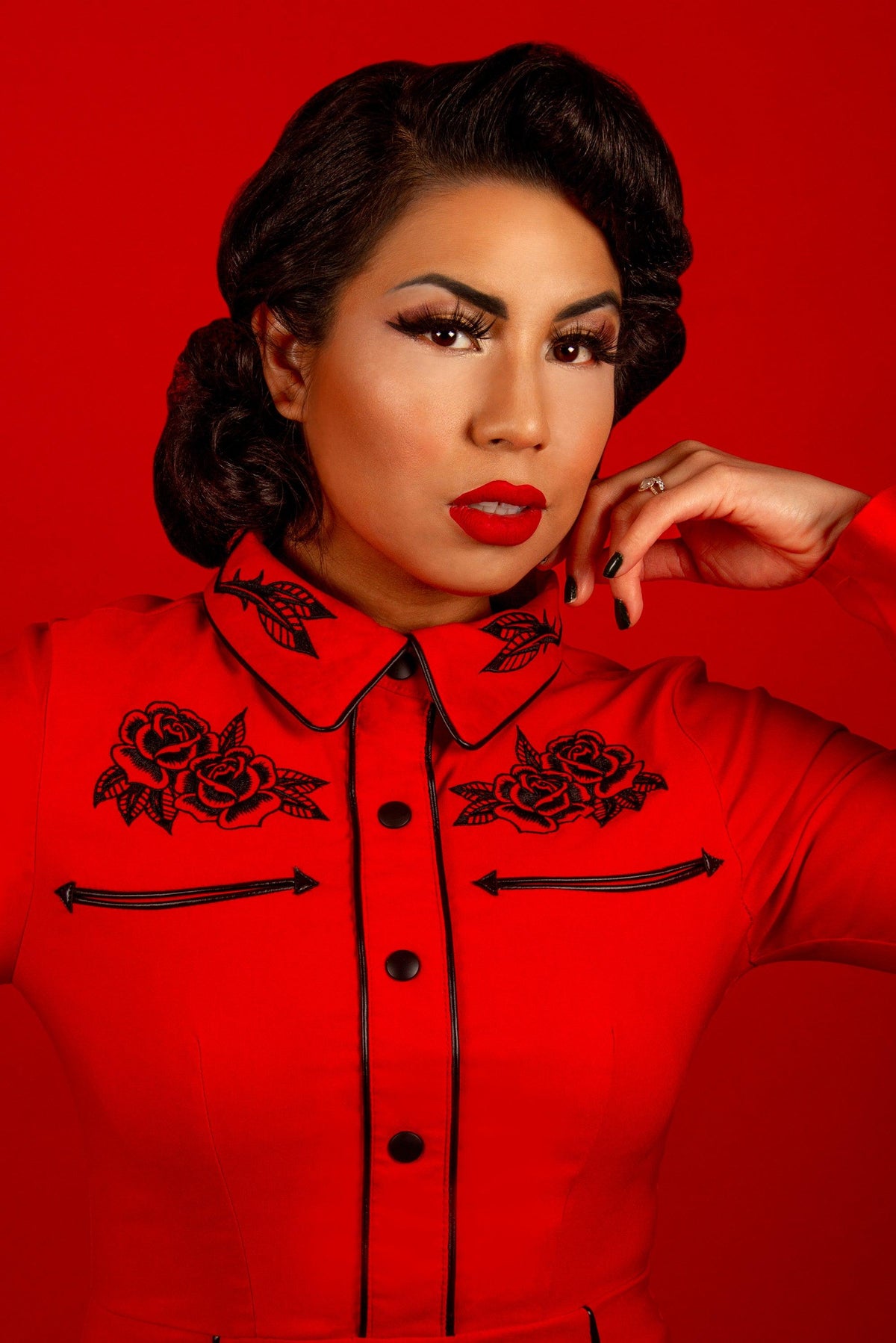 This embroidered red western dress by Katakomb showcases the perfect fusion of dark vintage allure and contemporary tailoring. The rose and thorn embroidery, combined with faux snap cuffs and glossy pleather piping, make the June Dress an unforgettable statement piece for lovers of retro and alternative fashion.