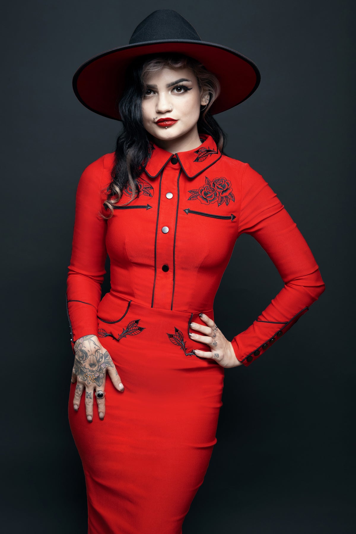 Crafted for those who embrace bold and timeless style, the Katakomb June Dress in red combines vintage western inspiration with dark romantic elements. The detailed rose and thorn embroidery, faux snap cuffs, pleather piping, and stretch bengaline fabric create a sophisticated and comfortable dress perfect for spring and special occasions.