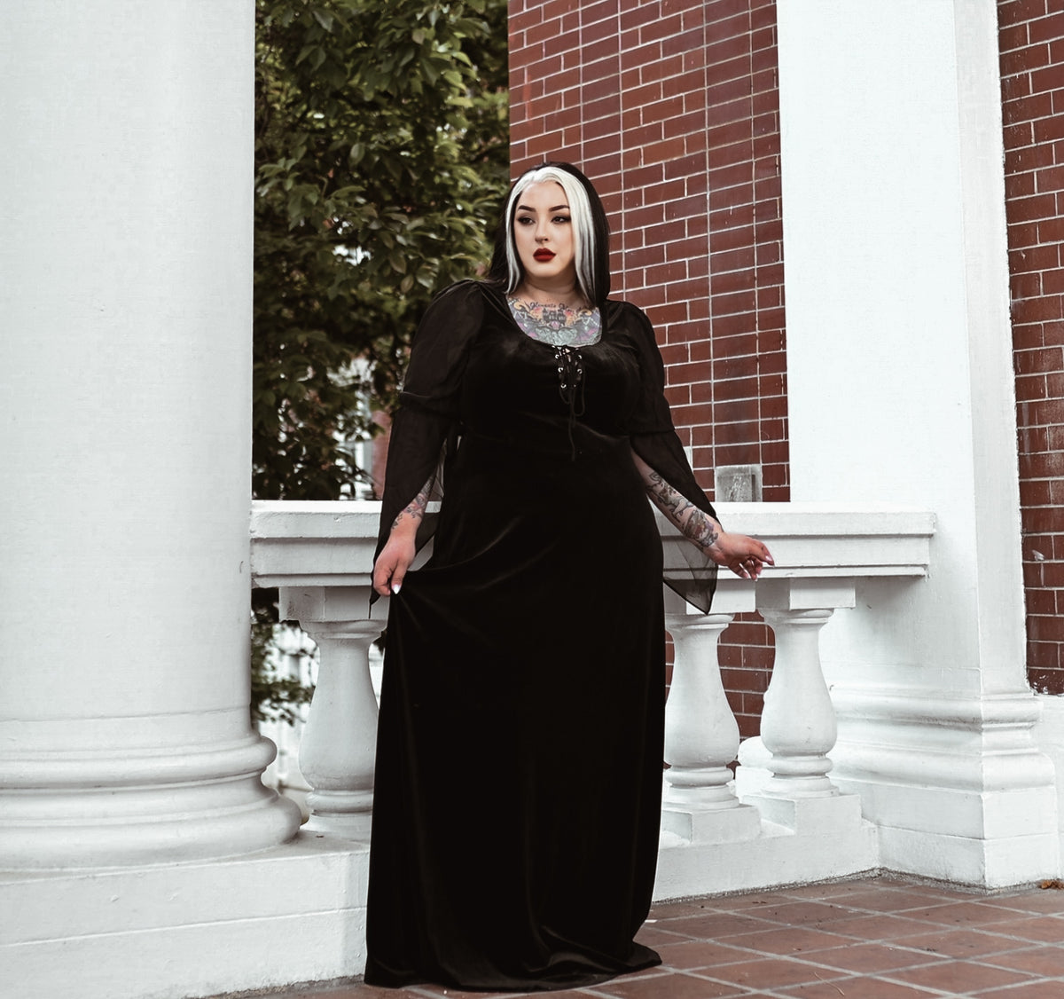 Medieval maxi dress made from sumptuous velvet, featuring a fitted corset lace bust that accentuates the figure, sheer black chiffon sleeves for a contrasting ethereal effect, and a flexible fit for all-day wear, perfect for Gothic style, renaissance-themed parties, or enchanting historical cosplay events.