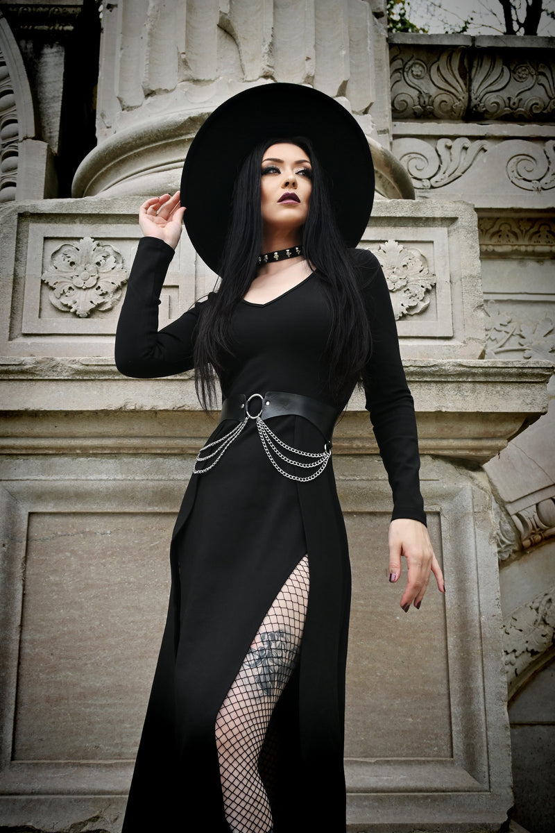 This Vamp Chain Belt features bold metal chain links and a vampy aesthetic that pairs perfectly with dresses, skirts or high‑waisted trousers, making it a must‑have accessory for alternative fashion lovers.