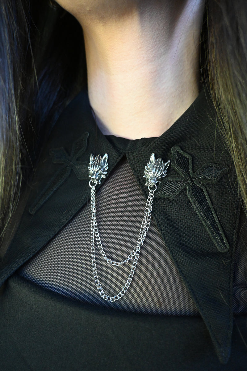 Silver wolf chain brooch with intricately sculpted wolf head and connecting chains, designed to clip securely on collars, lapels, or bags. A striking accessory for alternative and gothic style ensembles.