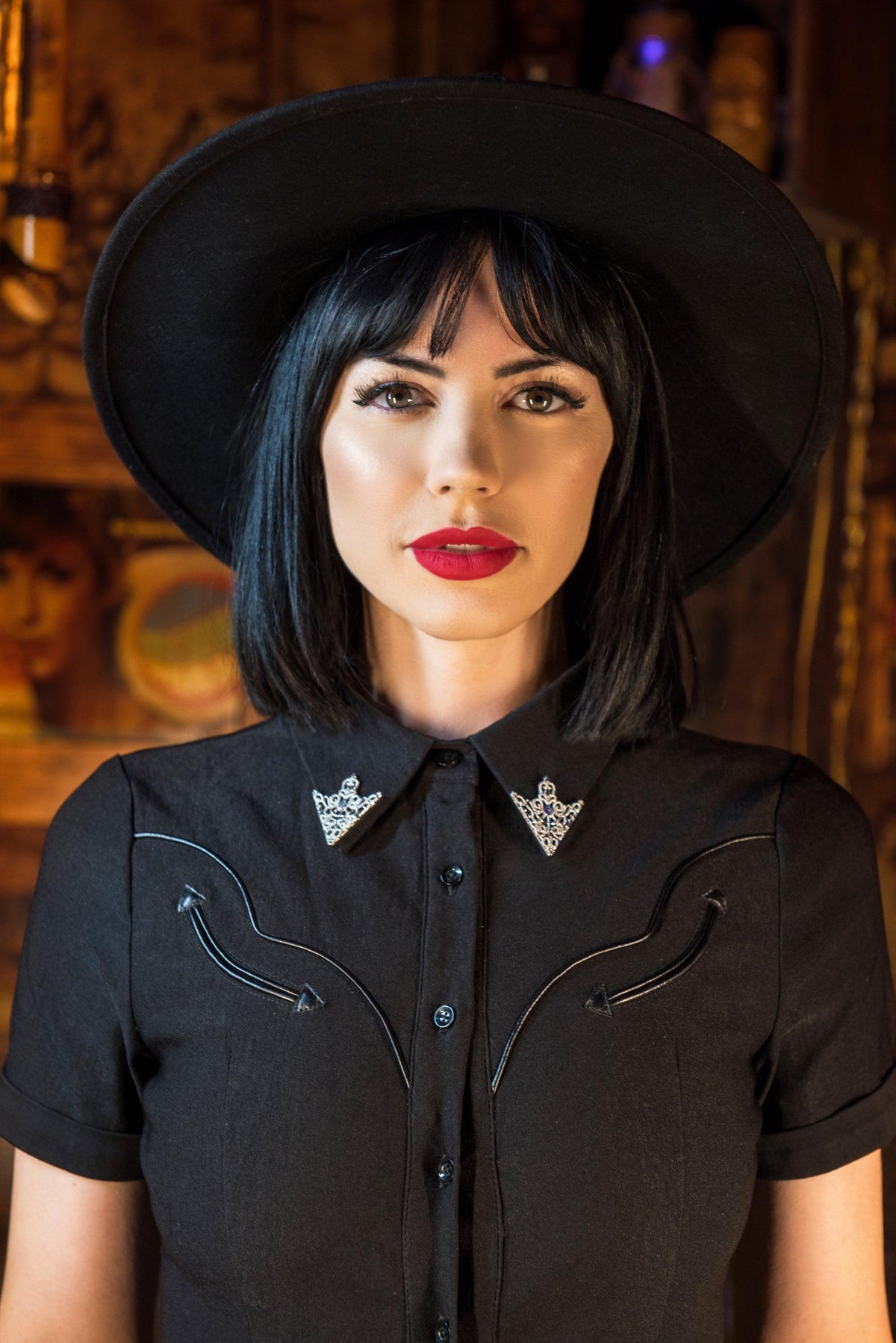 Channel a Victorian noir aesthetic with these silver‑coloured collar tips. This set of two pin‑back accessories slips over your collar points to deliver a refined Gothic flourish—ideal for tailored black shirts, high‑collar jackets and neo‑Victorian ensembles. A subtle detail that speaks volumes in the realm of dark glamour.