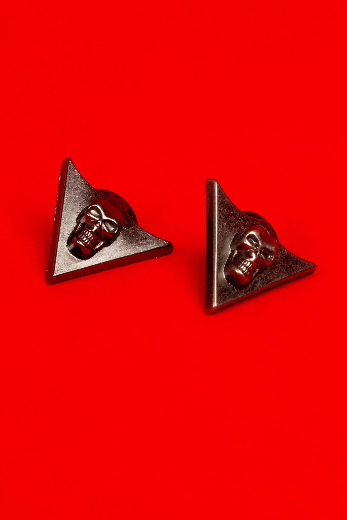 Give your collar a sinister flourish with Skull Collar Tips—elegant metal skull‑accented pieces that slide effortlessly onto shirt points for an instant gothic upgrade. The stark skull motif adds dark romance and rebellious edge, perfect for gothic formalwear, alternative black‑tie, or a night out in dramatic style.