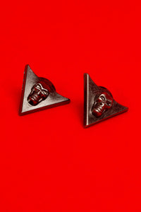 Give your collar a sinister flourish with Skull Collar Tips—elegant metal skull‑accented pieces that slide effortlessly onto shirt points for an instant gothic upgrade. The stark skull motif adds dark romance and rebellious edge, perfect for gothic formalwear, alternative black‑tie, or a night out in dramatic style.