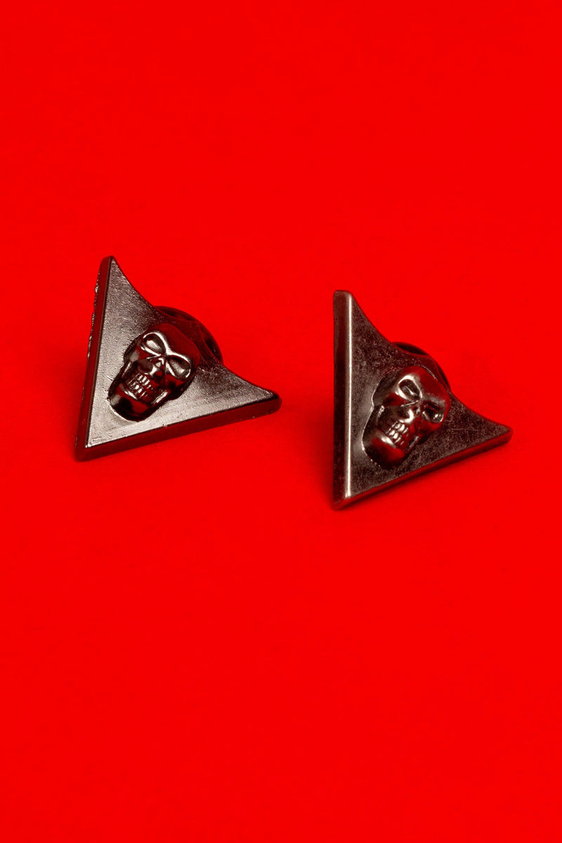 Give your collar a sinister flourish with Skull Collar Tips—elegant metal skull‑accented pieces that slide effortlessly onto shirt points for an instant gothic upgrade. The stark skull motif adds dark romance and rebellious edge, perfect for gothic formalwear, alternative black‑tie, or a night out in dramatic style.