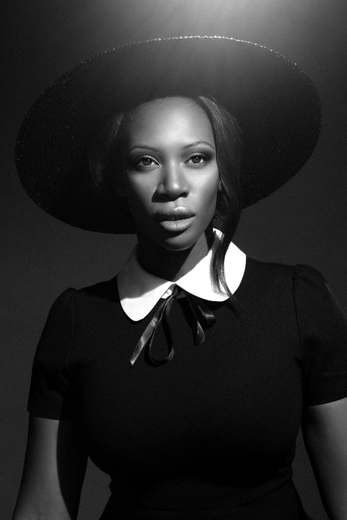 Hand‑woven straw meets dark enchantment in the Sorceress Hat from KATAKOMB. With its 12 cm wide brim and artisan finish, it’s a statement accessory for fashion‑forward dreamers and nocturnal wanderers.