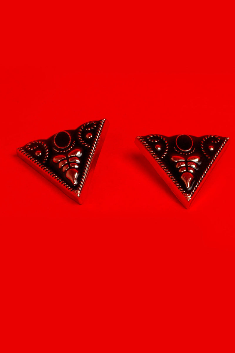 Add a rugged edge to your night‑out attire with these Western collar tips: large, distinctive, and crafted to give your collar a dramatic, outlaw‑meets‑goth feel. Perfect for pairing with deep hues, leather accents, or midnight suits—this accessory transforms your standard dress shirt into a bold gothic ensemble.